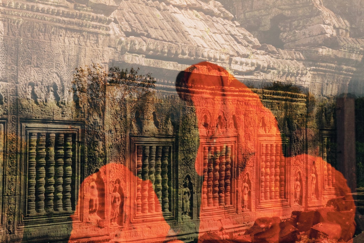 Moines en robe safran fondus dans les bas-reliefs d'un temple khmer, double exposition